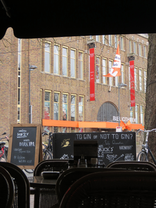 848344 Gezicht op de voorgevel van Bibliotheek Neude (Neude 11) te Utrecht vanaf het terras van Café Le Journal (Neude ...